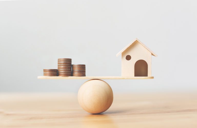 alt:casa balanza dinero